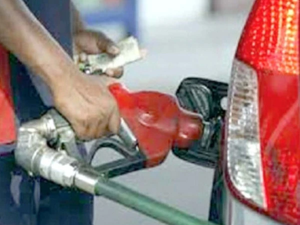 اگلے 24 گھنٹوں کیلیے پیٹرولیم مصنوعات کی قیمتوں میں بڑا اضافہ