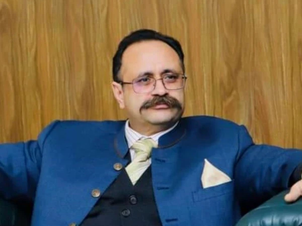 سابق وزیراعظم آزاد کشمیر سردار تنویر الیاس کے قافلے پر فائرنگ، سیکیورٹی گارڈ جاں بحق، متعدد زخمی