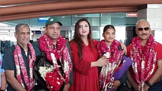 کامن ویلتھ گیمز؛ پاکستان کے لیے واحد میڈل جیتنے والی باکسر وطن واپس پہنچ گئیں