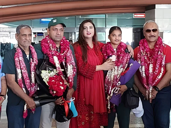 کامن ویلتھ گیمز؛ پاکستان کے لیے واحد میڈل جیتنے والی باکسر وطن واپس پہنچ گئیں
